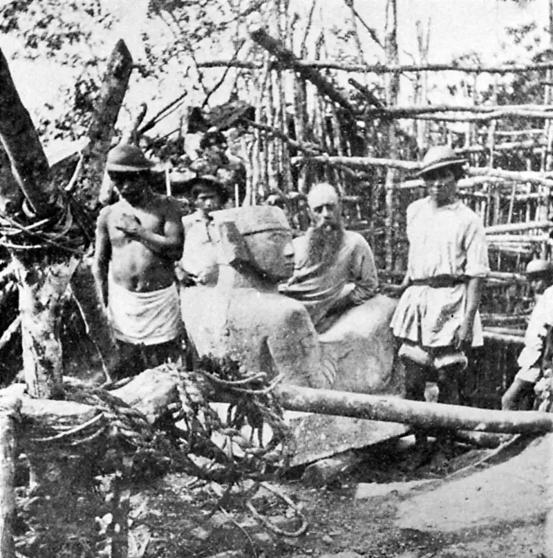 Augustus-Le-Plongeon-desenterró-el-chac-mool-de-Chechen-Itzá-en-1875. (1)